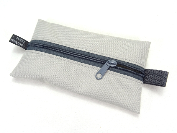 Täschchen hell GRAU Outdoorstoff Zipper dunkelGRAU, Karabiner, TaTüTa Inhalator Kosmetik, BuntMixxDESIGN